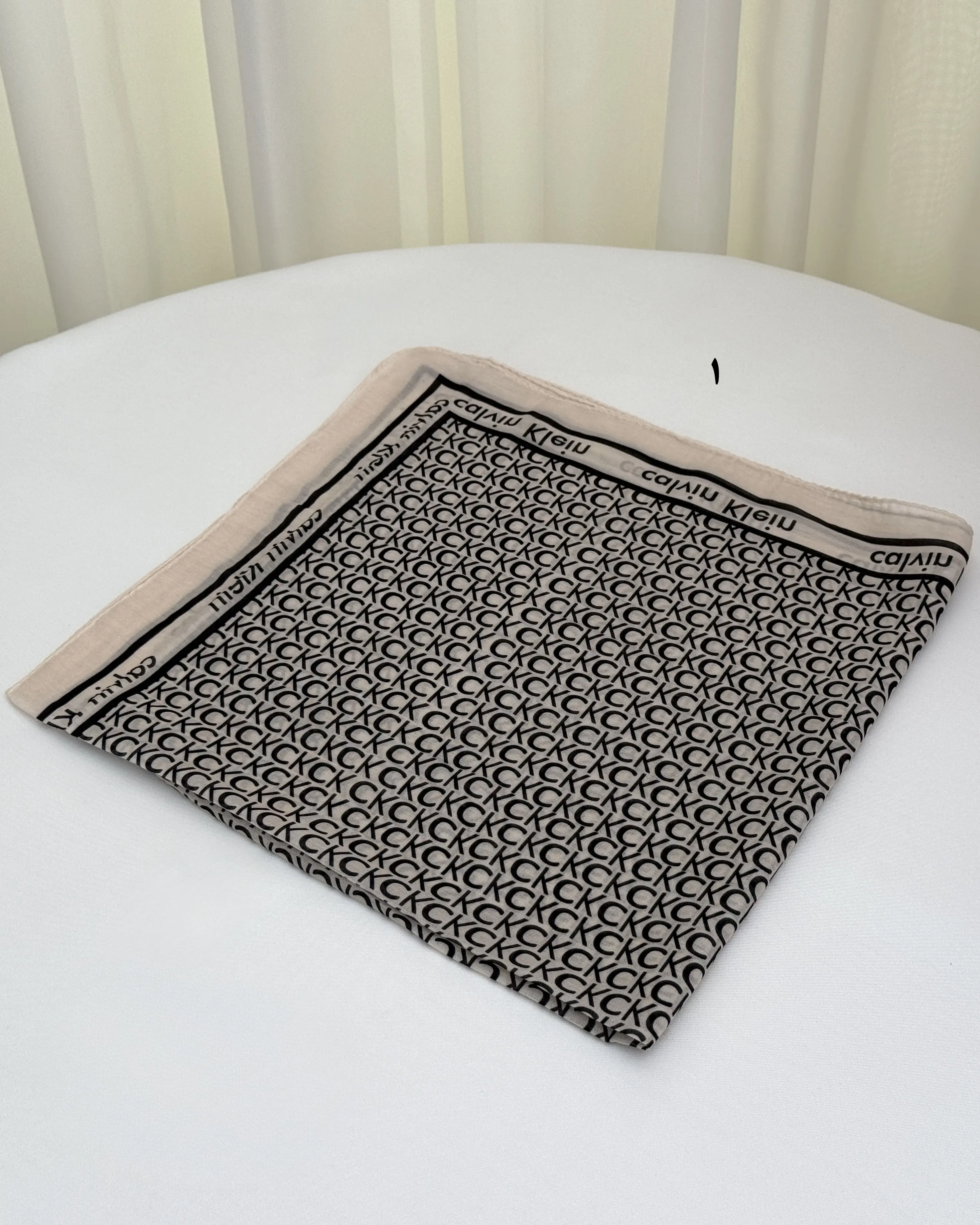 مینی اسکارف نخی طرح چاپی